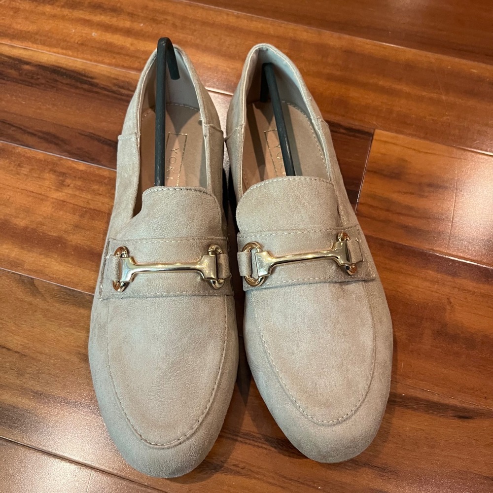 Beige Loafer Flat Shoe Yoki Chaslie-15 Faux Suede Horsebit Buckle New Size 6